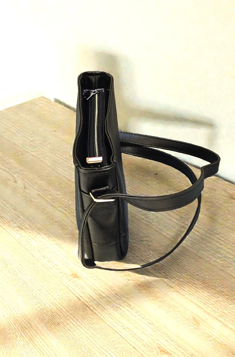 Sacoche à bandoulière artisanale en simili cuir noir 4
