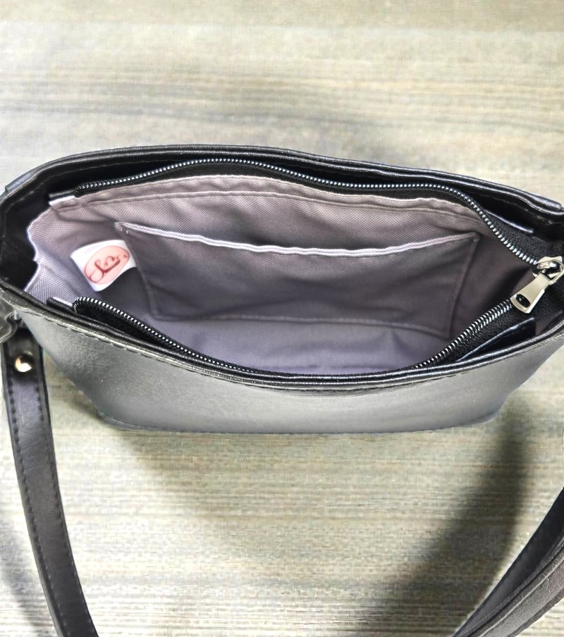 Sacoche à bandoulière artisanale en simili cuir noir 6