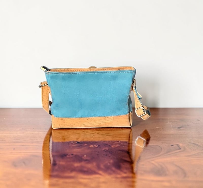 Sacoche à bandoulière artisanale en suédine vert turquoise et liège