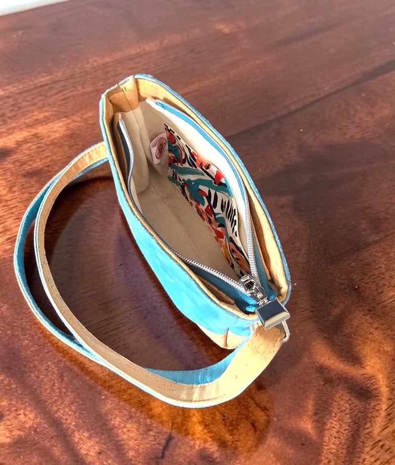 Sacoche à bandoulière artisanale en suédine vert turquoise et liège 4