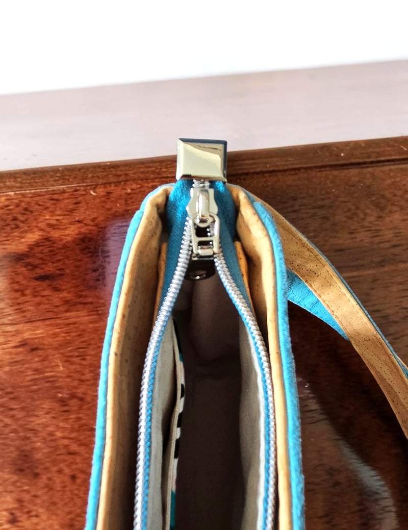 Sacoche à bandoulière artisanale en suédine vert turquoise et liège 7