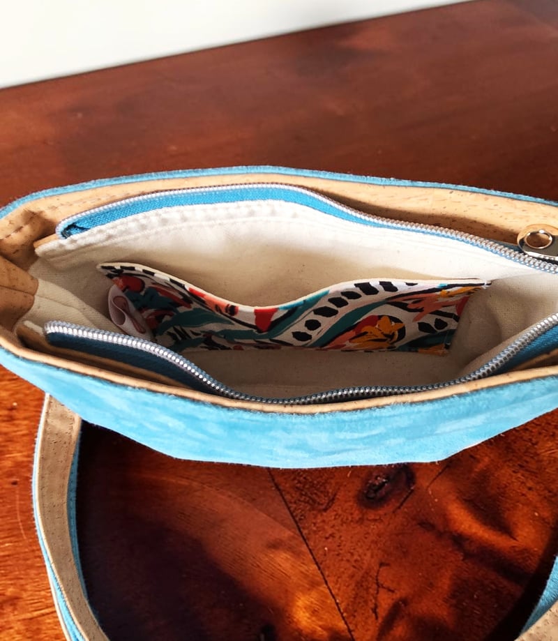 Sacoche à bandoulière artisanale en suédine vert turquoise et liège 5