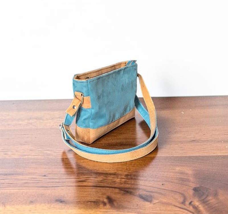 Sacoche à bandoulière artisanale en suédine vert turquoise et liège — autre vue