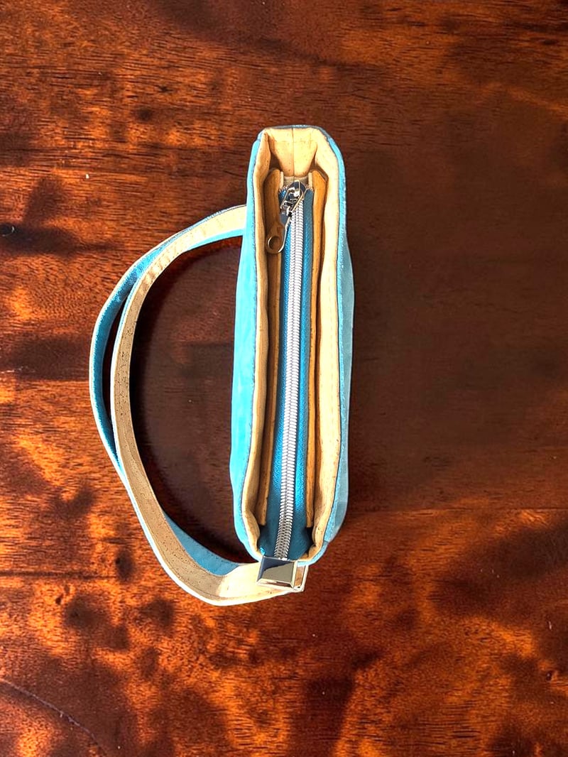 Sacoche à bandoulière artisanale en suédine vert turquoise et liège 6