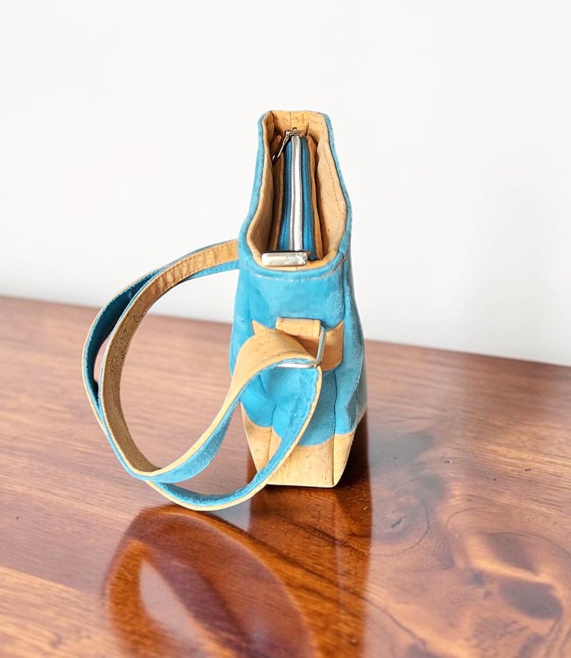 Sacoche à bandoulière artisanale en suédine vert turquoise et liège 3