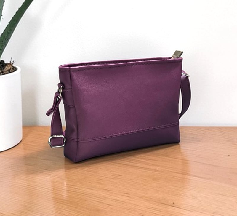Sacoche à bandoulière artisanale en simili cuir prune