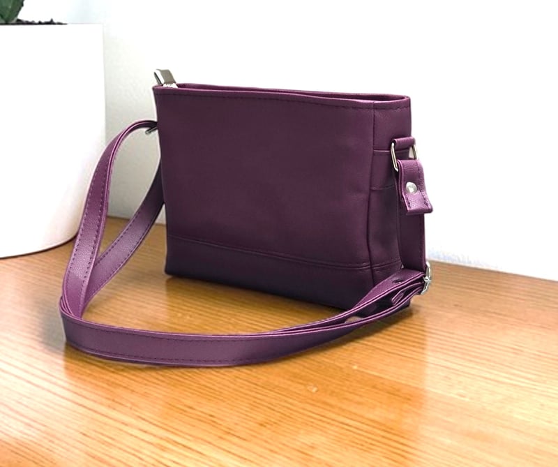 Sacoche à bandoulière artisanale en simili cuir prune 3