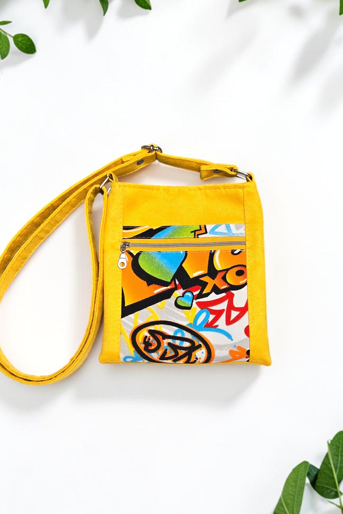 Pochette à bandoulière artisanale en suédine jaune